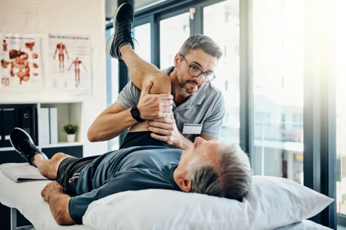 Physiotherapeut behandelt Mann
