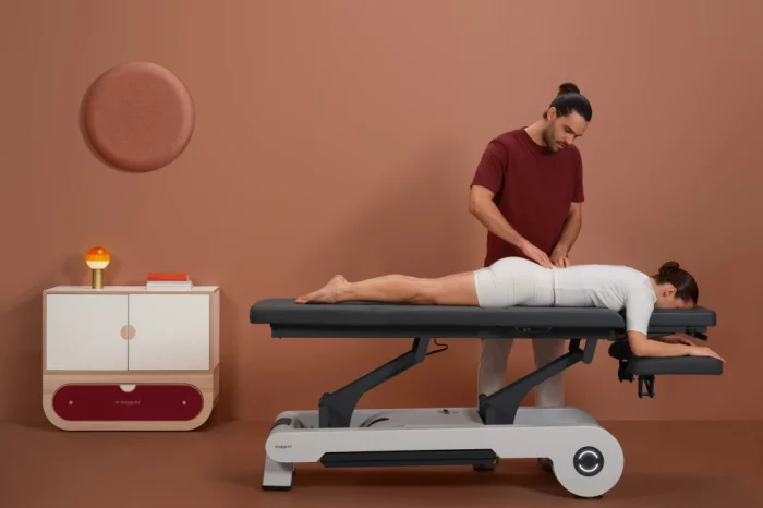 Frau liegt auf einer Therapieliege bei der Physiotherapie